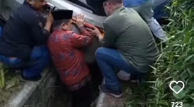 Aksi Heroik Gubernur Jambi Masuk Parit Ketika Bantu Evakuasi Mobil Korban Kecelakaan Lalu Lintas
