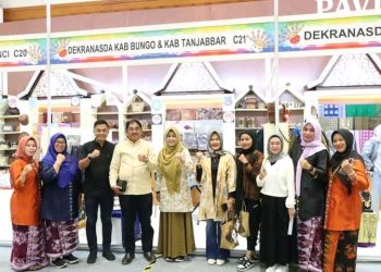 Bersama Ketua TP PKK, Bupati UAS Kunjungi Stand Dekranasda Pada Pameran Kriyanusa 2023
