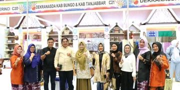 Bersama Ketua TP PKK, Bupati UAS Kunjungi Stand Dekranasda Pada Pameran Kriyanusa 2023