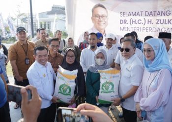 Mendag Zulkifli Hasan Bagikan Beras dan Sembako ke Warga di Kota Jambi