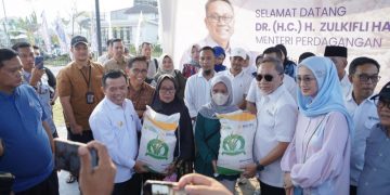 Mendag Zulkifli Hasan Bagikan Beras dan Sembako ke Warga di Kota Jambi