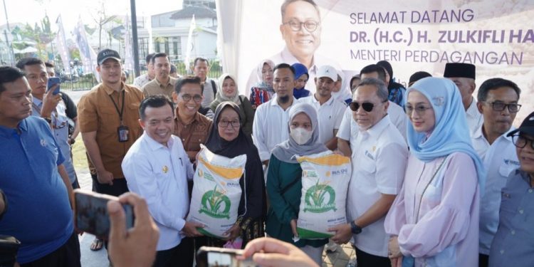 Mendag Zulkifli Hasan Bagikan Beras dan Sembako ke Warga di Kota Jambi