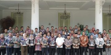 Gubernur Al Haris Terima Penghargaan Paritrana Award dari Wapres RI