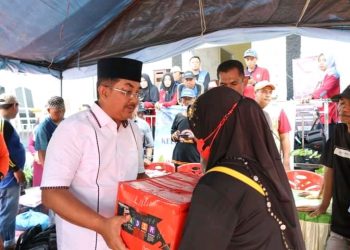 Bupati UAS Berikan Bantuan Kepada korban Kebakaran Lorong Banten