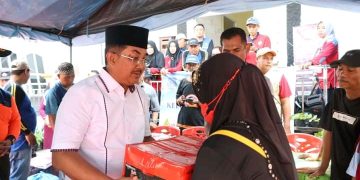 Bupati UAS Berikan Bantuan Kepada korban Kebakaran Lorong Banten