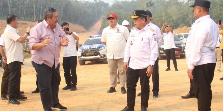 Gubernur Al Haris Tinjau Pengerjaan Jalan Khusus Batubara