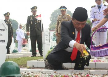 Bersama Kapolda Jambi dan Danrem 042/Gapu Jambi, Gubernur Al Haris Ziarah ke Makam Pahlawan
