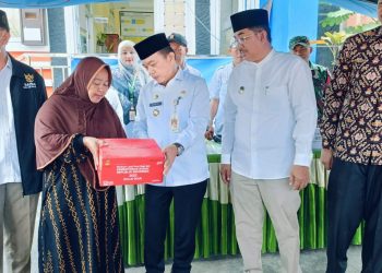 Gubernur Al Haris Serahkan Bantuan ke Korban Kebakaran di Lorong Banten