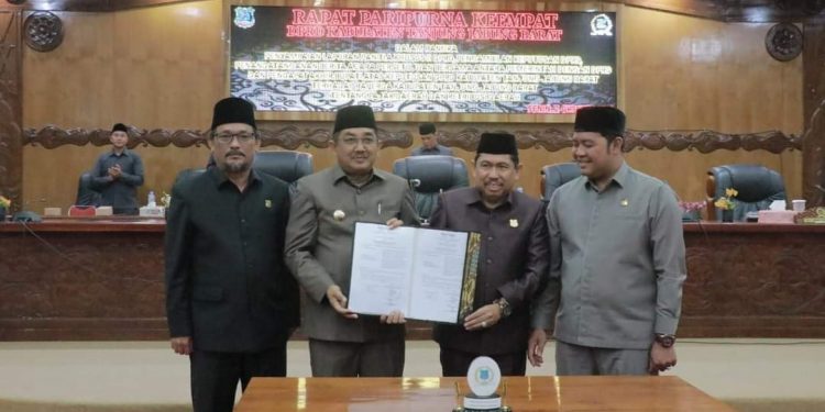 DPRD Tanjabbar Gelar Paripurna Penandatanganan Keputusan Besama Tentang Raperda