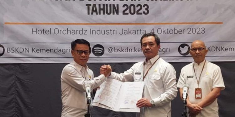 Sekda Alpian Tandatangani Komitmen Daerah Penerapan Aplikasi Puja Indah