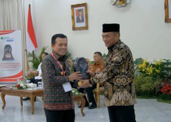 Lindungi 78 Ribu Pekerja Rentan, Gubernur Al Haris Terima Penghargaan Paritrana Award 2023
