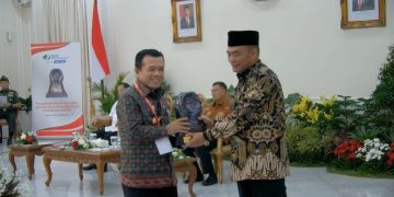 Lindungi 78 Ribu Pekerja Rentan, Gubernur Al Haris Terima Penghargaan Paritrana Award 2023