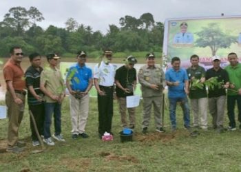 Ajak para opd, Pj bupati sarolangun melakukan kegiatan penanaman pohon