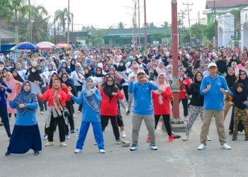 Didampingi Ketua TP PKK, Bupati UAS Ikuti Senam Bersama