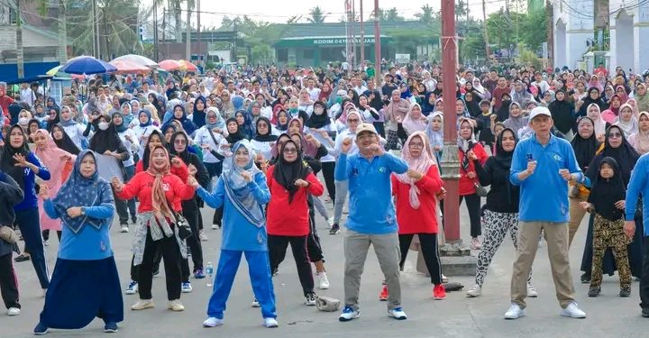 Didampingi Ketua TP PKK, Bupati UAS Ikuti Senam Bersama