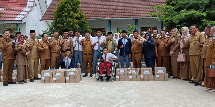 Gubernur Al Haris Serahkan Dumisake Pendidikan untuk 632 Siswa di Sarolangun
