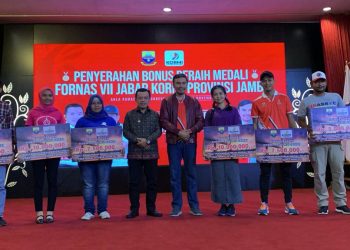 Serahkan Bonus Atlet Kormi, Edi Purwanto: Tetap Semangat Harumkan Nama Jambi