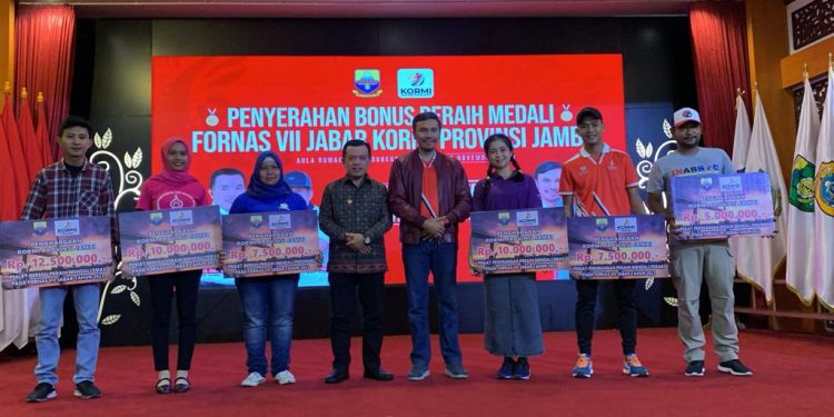 Serahkan Bonus Atlet Kormi, Edi Purwanto: Tetap Semangat Harumkan Nama Jambi