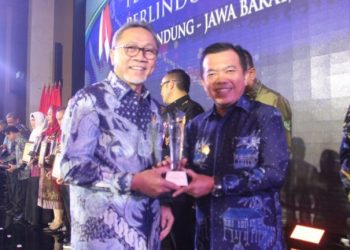 Peduli Perlindungan Konsumen, Gubernur Al Haris Terima Penghargaan dari Kemendag RI