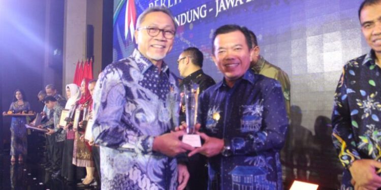 Peduli Perlindungan Konsumen, Gubernur Al Haris Terima Penghargaan dari Kemendag RI