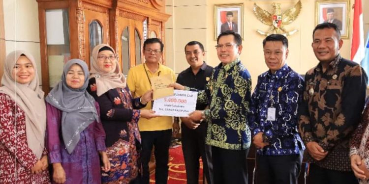 Wako Ahmadi Serahkan Bantuan Untuk BKMT dan Permata Desa Mekar Jaya