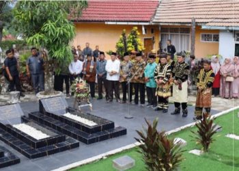 Pemkot Sungai Penuh Ziarah ke Makam H Fauzi Siin