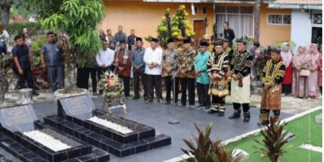 Pemkot Sungai Penuh Ziarah ke Makam H Fauzi Siin