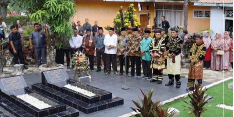 Pemkot Sungai Penuh Ziarah ke Makam H Fauzi Siin