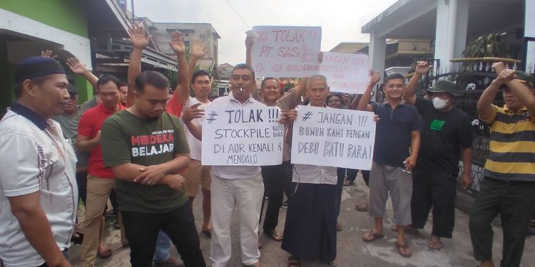 Warga Aurkenali dan Mendalo Darat Bersatu, Tolak Stockpile !!!