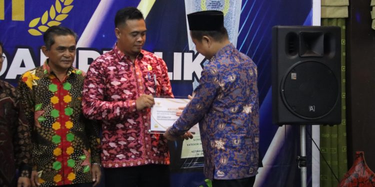 KPU Tanjab Barat Raih Penghargaan Badan Publik Informatif dari KIP Jambi