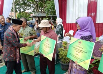 Al Haris Serahkan Bantuan Ternak-Modal UMKM Program Dumisake di Merangin