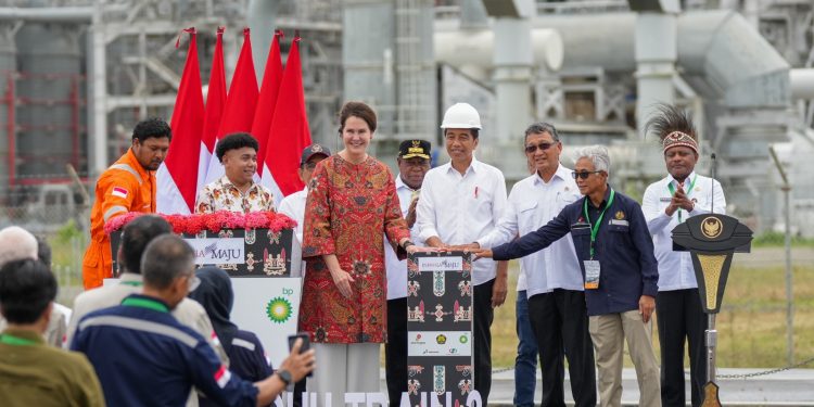 Presiden Jokowi Resmikan Proyek Tangguh Train 3 dan Ground Breaking Proyek UCC, AKM dan Blue Amonia di Papua Barat