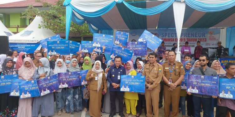Hadiri SMANSA Expo ke-5, Gubernur Al Haris Serahkan Bantuan Dumisake