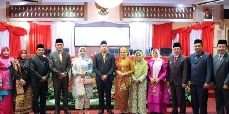 Wako Ahmadi & Wawako Antos Hadiri Paripurna PAW Anggota DPRD Kota Sungai Penuh