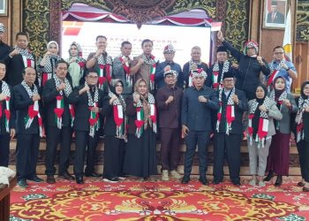 Pimpinan dan Anggota DPRD Jambi Kompak Gunakan Syal Palestina saat Rapat Paripurna