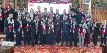 Pimpinan dan Anggota DPRD Jambi Kompak Gunakan Syal Palestina saat Rapat Paripurna