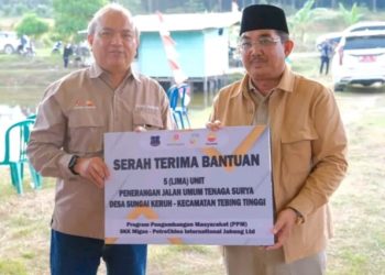 Bupati Tanjab Barat Serahkan Bantuan Bibit Jambu dan Lampu Tenaga Surya dari Petrochina untuk 3 Desa