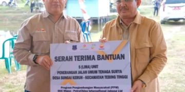 Bupati Tanjab Barat Serahkan Bantuan Bibit Jambu dan Lampu Tenaga Surya dari Petrochina untuk 3 Desa