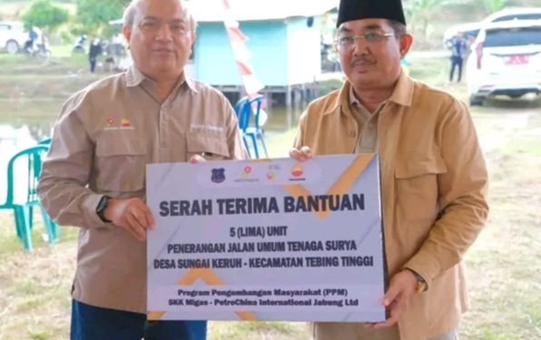 Bupati Tanjab Barat Serahkan Bantuan Bibit Jambu dan Lampu Tenaga Surya dari Petrochina untuk 3 Desa