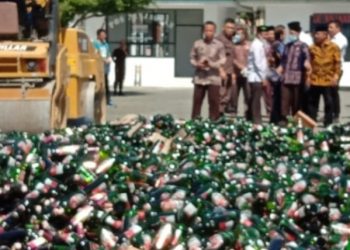 Kejari Sungai Penuh Musnahkan 10.024 Botol Miras