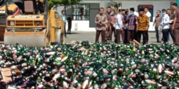 Kejari Sungai Penuh Musnahkan 10.024 Botol Miras