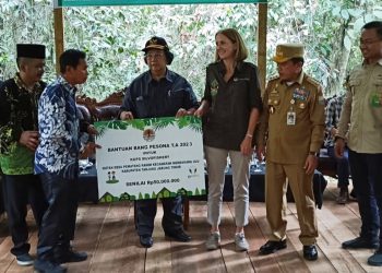 Menteri LHK Siti Nurbaya Beri Bantuan KUPS Saat Kunjungi Hutan Desa Pematang Rahim