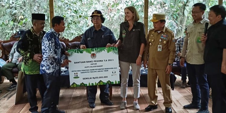 Menteri LHK Siti Nurbaya Beri Bantuan KUPS Saat Kunjungi Hutan Desa Pematang Rahim
