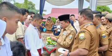 Gubernur Al Haris Salurkan Bantuan Pendidikan Program Dumisake untuk 476 Siswa di Merangin