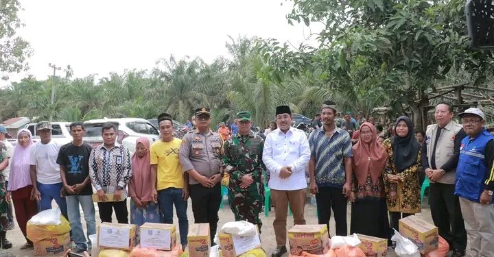 Bupati UAS Berikan Bantuan Korban Banjir Wilayah Merlung dan Renah Mendaluh