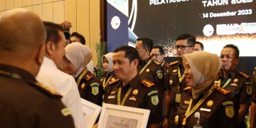 Diserahkan Langsung Oleh Kejagung RI, Kejari Sungai Penuh Raih Predikat WBK 2023