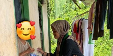 Peringati Hari Ibu, Pengurus Kohati Tanjab Barat Bagikan Paket Sembako Secara Door To Door