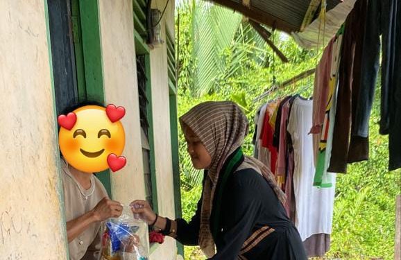Peringati Hari Ibu, Pengurus Kohati Tanjab Barat Bagikan Paket Sembako Secara Door To Door