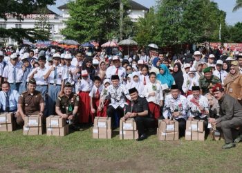 Gubernur Al Haris Serahkan Bantuan Pendidikan untuk 1.400 Siswa Kota Jambi dan Muaro Jambi