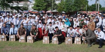 Gubernur Al Haris Serahkan Bantuan Pendidikan untuk 1.400 Siswa Kota Jambi dan Muaro Jambi